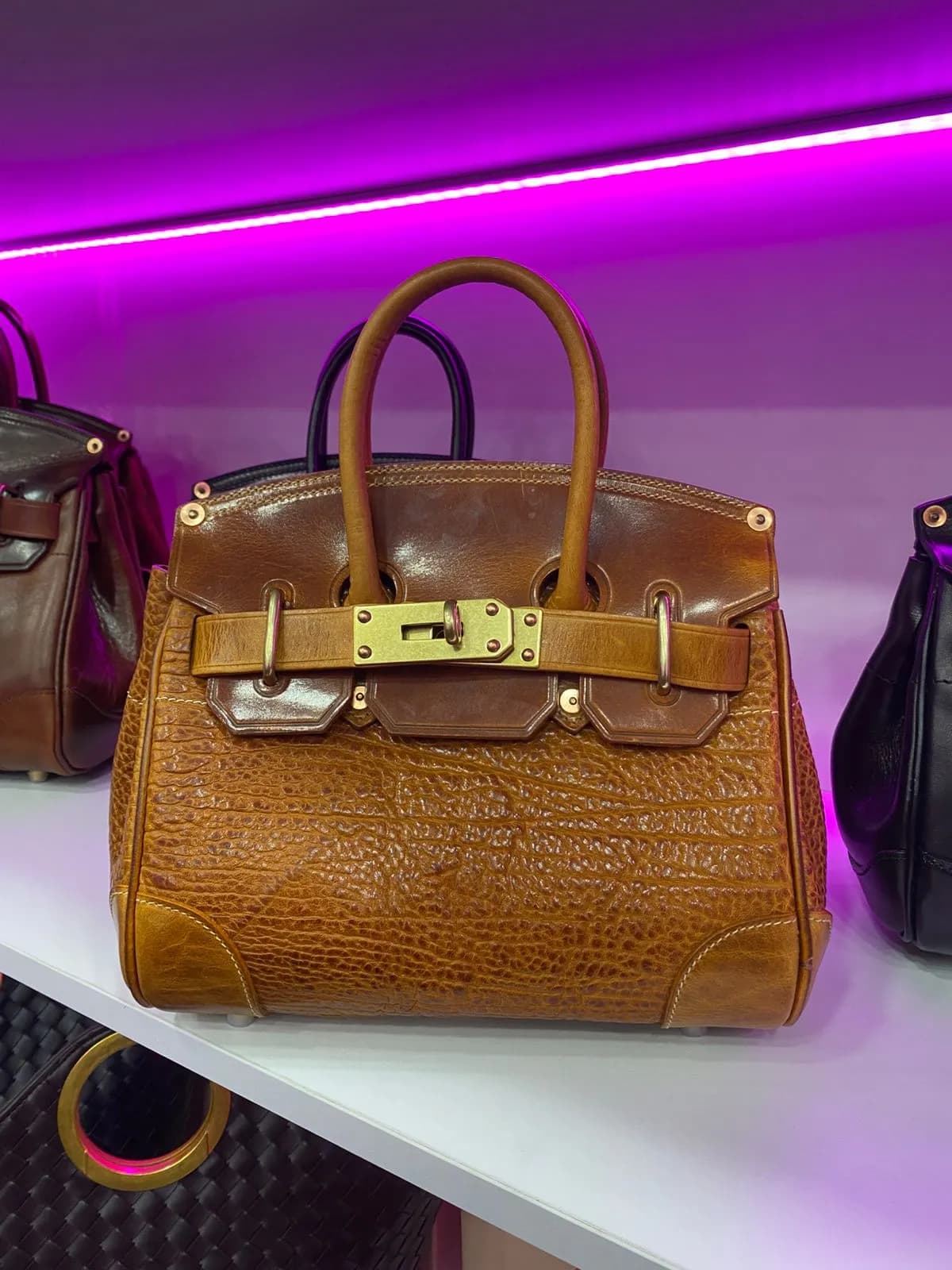 ნატურალური ტყავის ჩანთა ქალბატონებისთვის